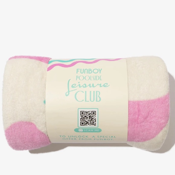 Poolside Leisure Club Beach Towel - Picture 4 of 4